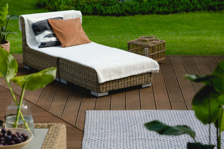 Profitez d’une terrasse en bois surélevée pour votre espace extérieur