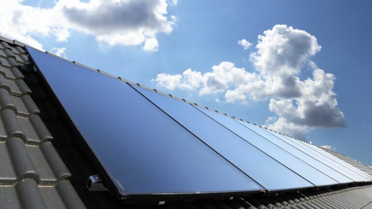 Comment rénover sa toiture gratuitement grâce aux panneaux solaires ?